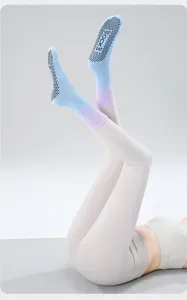 Gradient non-slip yoga socks for women, comfortable breathable mid-tube fitness pilates socks.