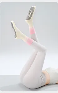 Gradient non-slip yoga socks for women, breathable cotton mid-tube pilates fitness socks grip.