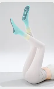 Gradient non-slip yoga socks for women, breathable mid-tube fitness pilates socks.