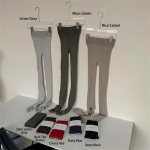 Detailansicht von Wollstrumpfhosen in verschiedenen Unifarben, ordentlich präsentiert.