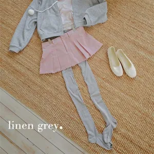 Damen Herbst Winter graue Strumpfhose Outfit Set mit rosa Faltenrock und Kapuzenpullover.