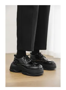 Schwarze Lackleder klobige Plateau Brogues Herren Mode Freizeit Anzugschuhe Detailansicht.