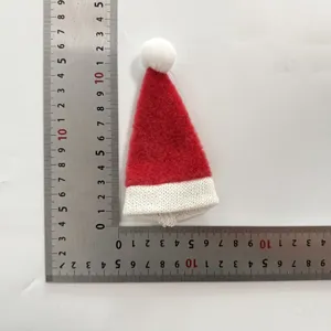 Mini cappello di Natale in maglia rosso e bianco copribottiglia vista dettagliata dimensioni.