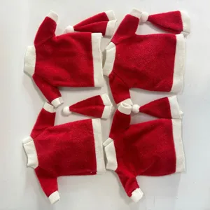 Set copribottiglia di vino natalizio maglione rosso e mini cappello vista dettaglio