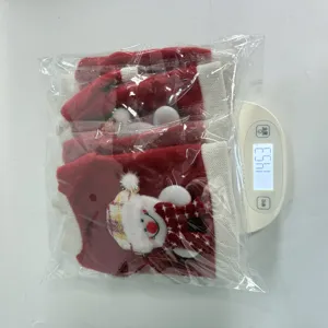 Vista dettagliata set copribottiglie natalizie lavorate a maglia con un simpatico pupazzo di neve.