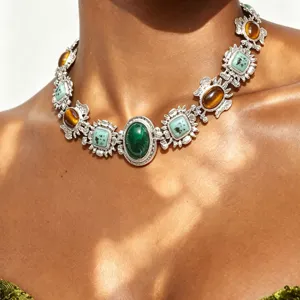 Collier ras de cou style baroque vintage avec pierres en resine coloree et metal travaille.