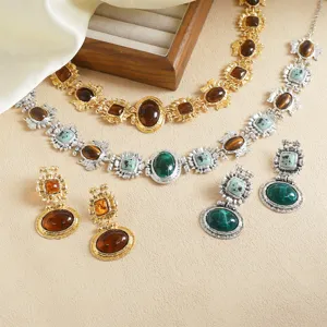 Vue détaillée de collier de pierre de résine baroque vintage et boucles d'oreilles, design luxueux.
