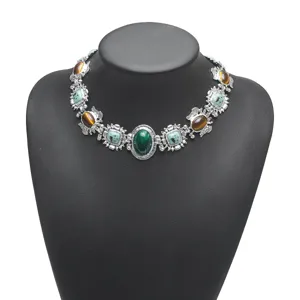 Collier statement de style baroque vintage avec pierres en résine colorée et détails argentés.