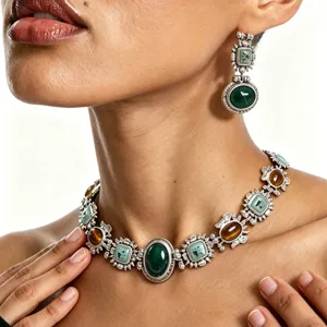 Magnifique parure de bijoux style baroque vintage avec collier et boucles resine.