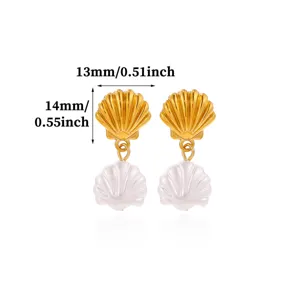 Exquisitos pendientes colgantes concha perla oro estilo vintage francés vista detallada.