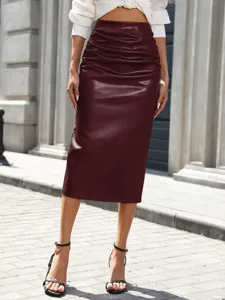 Vista de cerca de la elegante falda midi de piel sintética burdeos con detalles fruncidos.