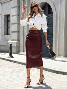 Vista detallada de la falda midi plisada de cuero PU burdeos con una textura muy elegante.