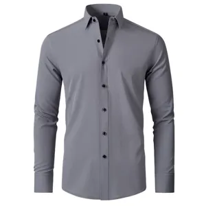 Détails de gros plan sur la chemise habillée grise à manches longues pour homme avec boutons noirs.