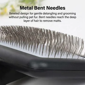 Haarbürste für Hunde und Katzen mit gebogenen Metallstiften zur professionellen Fellpflege.