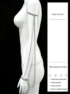 Dettaglio catena da braccio in strass argento con design a nappe multistrato e cristalli brillanti.