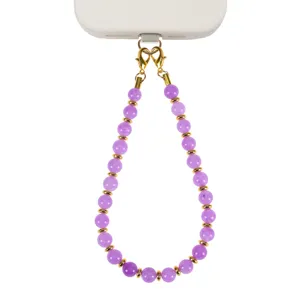 Cinturino per telefono con perle viola in pietra naturale e chiusure in metallo dorato dettaglio.