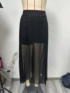 Detalle de la falda larga negra de malla de doble capa con lunares brillantes y cintura elástica.