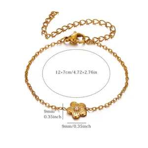 Vista detallada de pulsera con flor dorada, centro de perla y cadena ajustable.