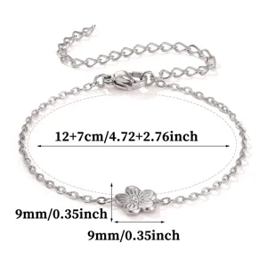 Vista de primer plano detallada de la pulsera de plata con dije de flor y medidas claras.
