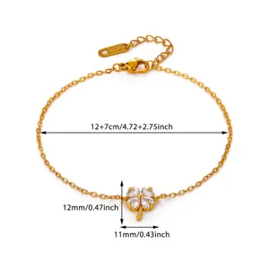 Detalle de la pulsera de trébol de acero dorado y circonita, con dimensiones y cadena precisas.