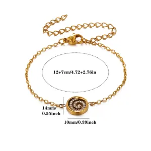 Brazalete dorado de acero inoxidable con colgante de espiral y detalles de pedrería.