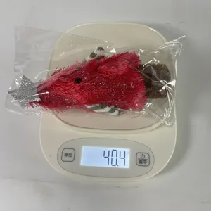 Detailaufnahme der süßen Weihnachtsbaum Plüschpuppe in Verpackung mit Gewichtsanzeige.