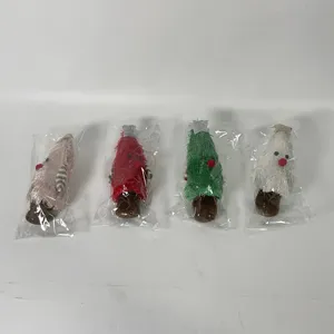Detailansicht der Plüsch Weihnachtsbaum Puppe, süße Festtags Deko Tischornamente, vier Farben.