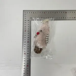 Detailansicht niedlicher Weihnachtsbaum Plüschpuppe Ornament mit Stern und roter Nase.
