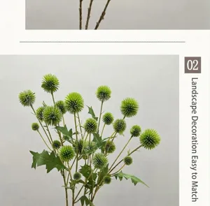 Primer plano de flores de cardo artificiales, arreglo floral esférico verde decoración.