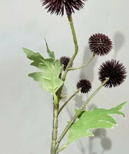 Flor de cardo artificial primer plano detalle, tallo floral decorativo realista para bodas.