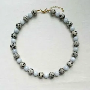 Collier de perles avec jaspe moucheté et perles rondes bleu clair et fermoir en métal.