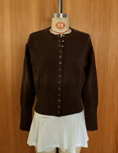 Cardigan de punto marrón con cuello redondo y botonadura simple para mujer, estilo diario.