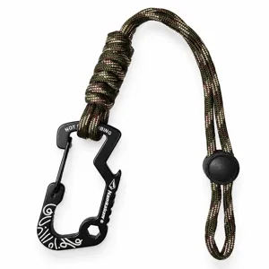 Gedetailleerde close-up van tactisch paracord polskoord met multifunctionele karabijnhaak.