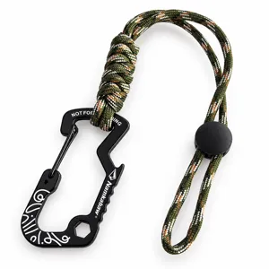 Gedetailleerd overzicht van tactisch paracord polskoord met karabijnhaak en handige flesopener.