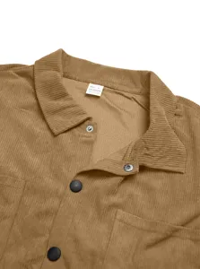Dettaglio ravvicinato del colletto e dei bottoni della camicia in velluto a coste.