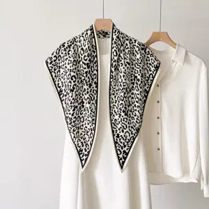 Écharpe triangulaire à imprimé léopard noir et blanc châle élégant accessoire polyvalent