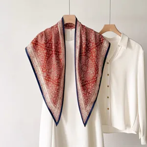 Foulard triangulaire cachemire pour femmes, élégant châle rouge effet soie accessoire mode.