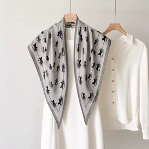 Foulard triangulaire gris pour femme avec imprimé élégant de calèche, châle de mode polyvalent.