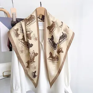 Élégant foulard triangulaire beige effet soie avec imprimé carrosse et bordure marron chic femme.