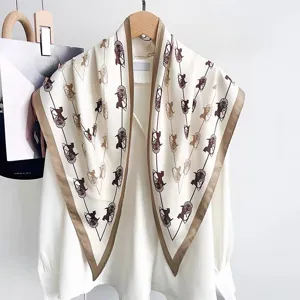 Elégant foulard triangulaire en soie pour femme châle avec motif de calèche classique mode accessoire