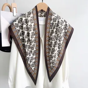 Dames paisley print driehoek sjaal vintage bruine rand halsdoek chic en stijlvol