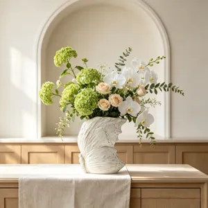 Vaso di fiori in ceramica bianca moderna, dettaglio composizione floreale ad ala.