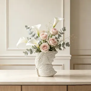 Dettaglio vaso in ceramica bianca ala di farfalla nordico moderno con elegante composizione.