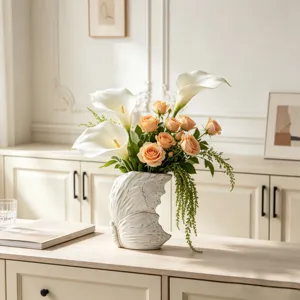 Vista dettagliata di un vaso in ceramica bianca moderna con composizione floreale chic.