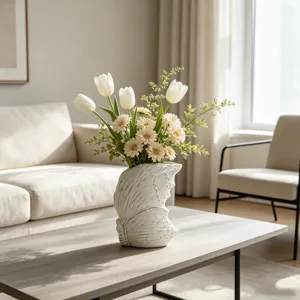 Vista dettagliata di un vaso in ceramica bianca con tulipani su un tavolo di legno.