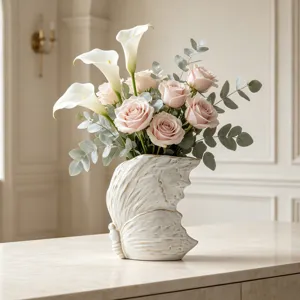 Vaso in ceramica bianca moderno nordico con rose rosa e calla, elegante decorazione per la casa.