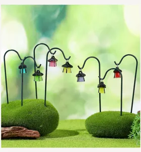 Mini lanterna luminosa micro paesaggio ornamento artigianato in resina per succulente dettaglio.