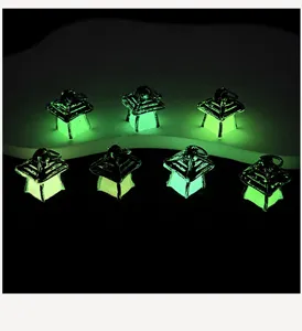 Mini lanterna luminosa ciondoli in resina dettaglio, accessori per micro-paesaggio verde.