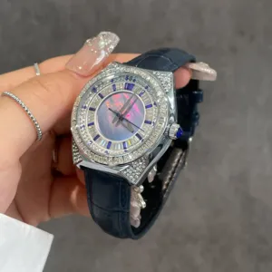 Luxus Strass Damen Armbanduhr mit dunkelblauem Lederarmband und buntem Zifferblatt chic.