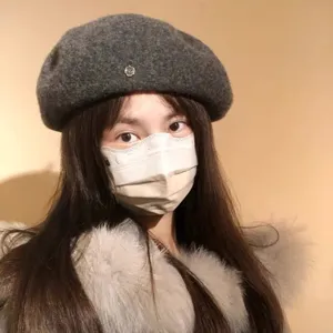Béret en Laine de Haute Qualité pour Femmes Hiver Chaud Chapeau de Peintre Style Britannique Vintage Couleur Unie Ajustable Avec Badge